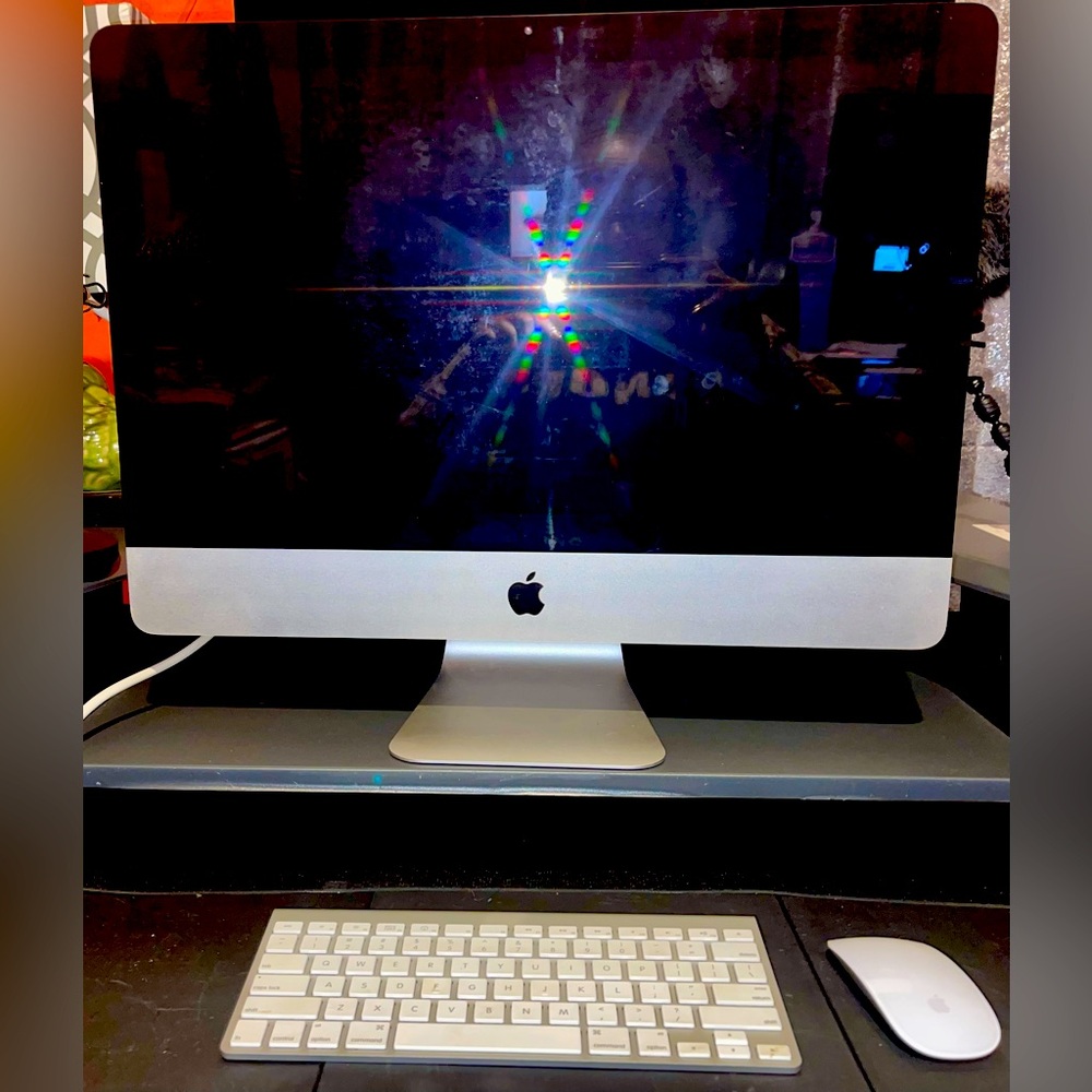 APPLE BUNDLE: iMac 21.5” Desktop (Mid-2010) + Wireless Keyboard & Wireless Mouse